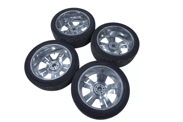 Rolls Royce Cullinan Original Tyres Set with Rims Chrome Set 2025 OEM 6884710 for sale in dubai 02.webp