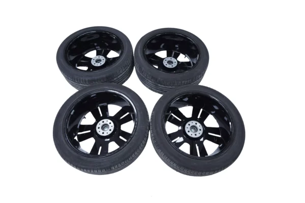 Rolls Royce Cullinan Original Tyres Set with Rims Chrome and Black Set 2025 OEM 6884710 for sale in dubai 02