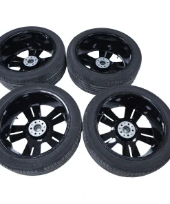 Rolls Royce Cullinan 2025 Original Tires with Rims Set Chrome & Black OEM 6884710 for sale in Dubai (2)